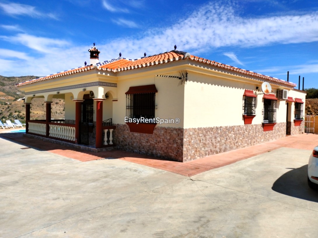 HALF-SEASON RENTAL, Wonderful villa and private apartment, swimming pool, barbecue area and ample parking, very close to Álora.