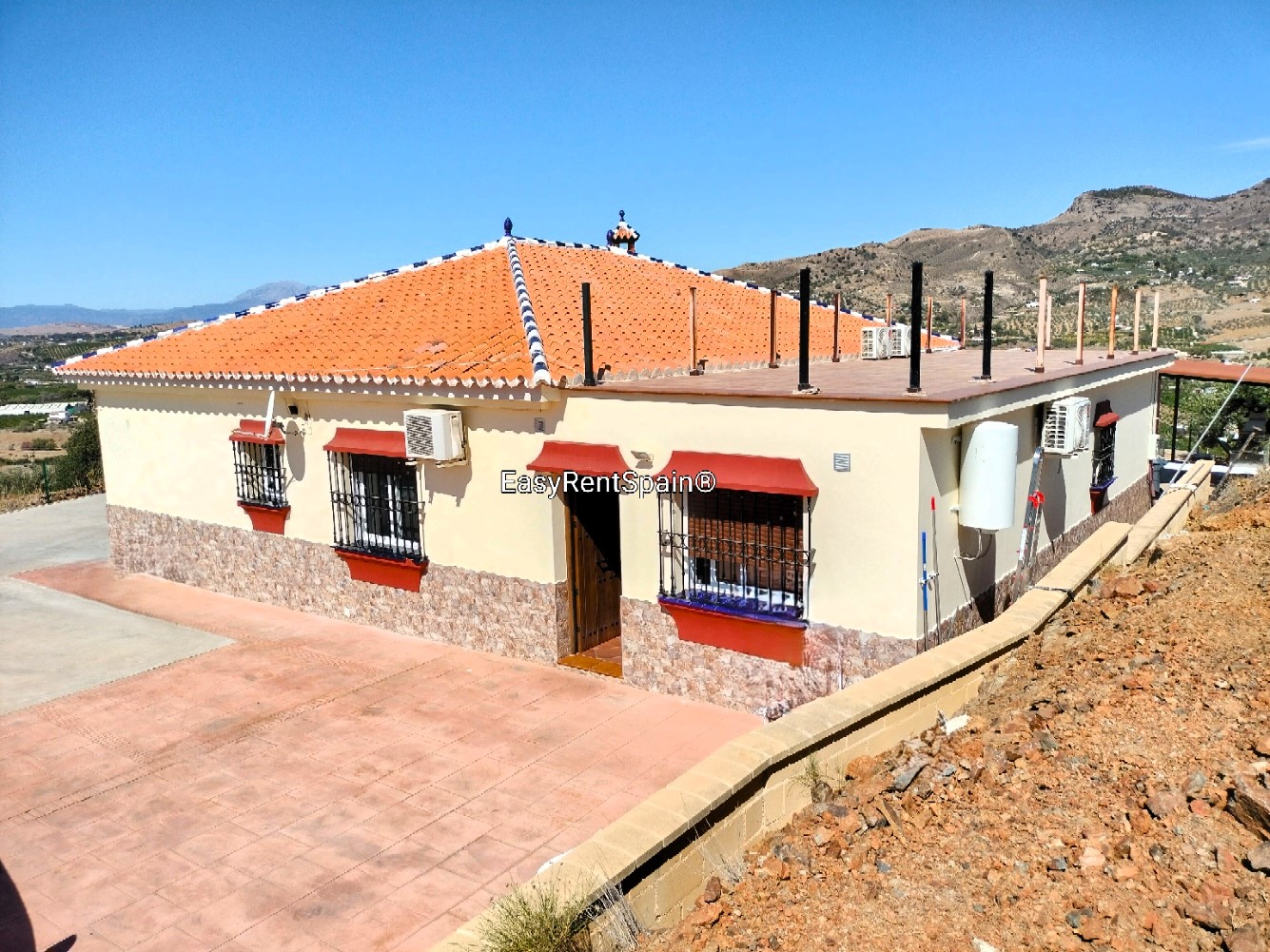 HALF-SEASON RENTAL, Wonderful villa and private apartment, swimming pool, barbecue area and ample parking, very close to Álora.