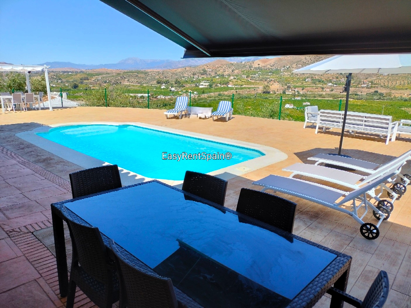 HALF-SEASON RENTAL, Wonderful villa and private apartment, swimming pool, barbecue area and ample parking, very close to Álora.