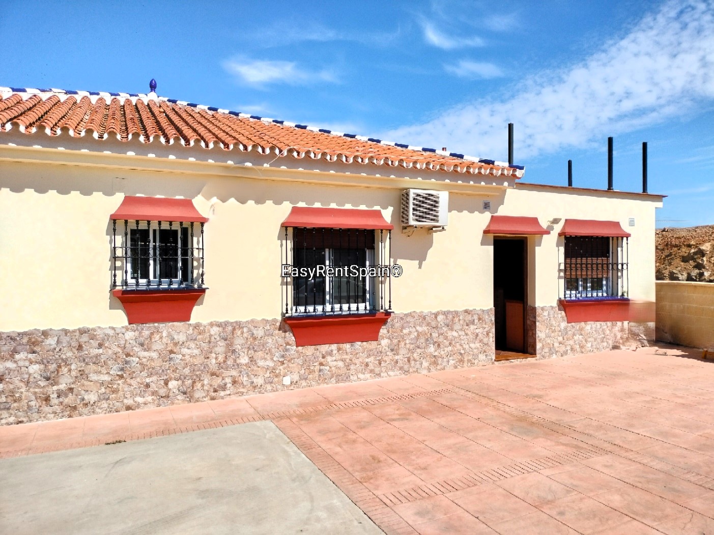 HALF-SEASON RENTAL, Wonderful villa and private apartment, swimming pool, barbecue area and ample parking, very close to Álora.