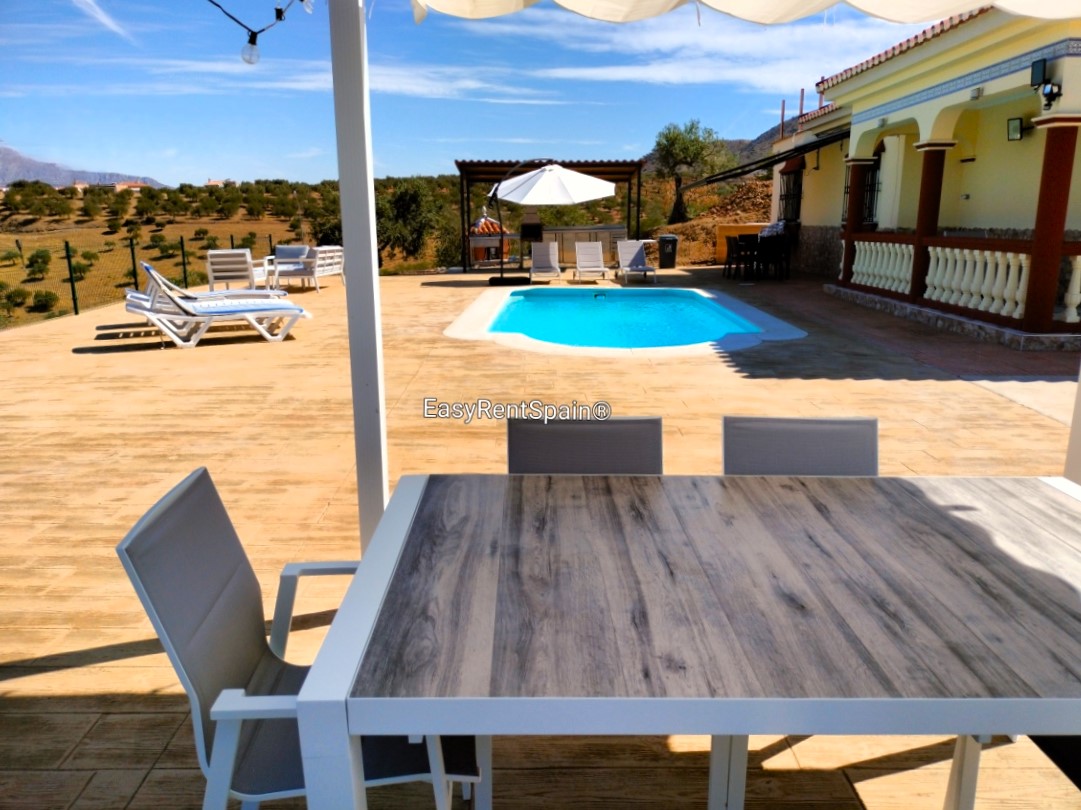 HALF-SEASON RENTAL, Wonderful villa and private apartment, swimming pool, barbecue area and ample parking, very close to Álora.